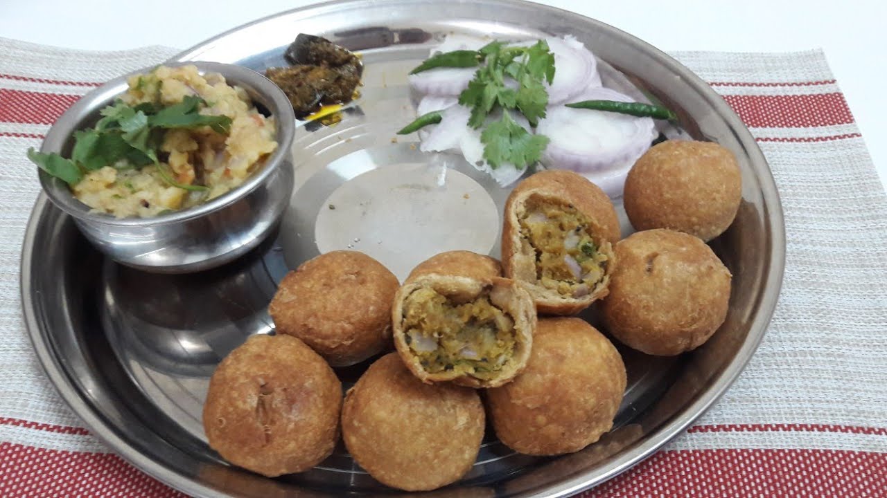 बहुत ही कम तेल में लिट्टी बनाने का सबसे आसान तरीका  | Sattu stuffed Batti Chokha Recipe on Gas| | Food Kitchen Lab