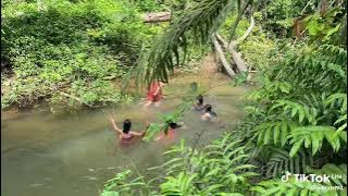 Gadis mandi telanjang