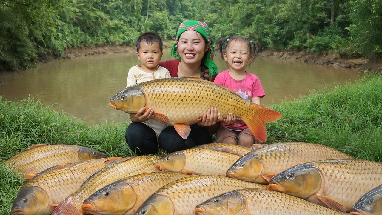 Nhi and Khoi Work Hard to Help Duong Catch Many Giant Pond Fish | Family Fishing Day | Village Life