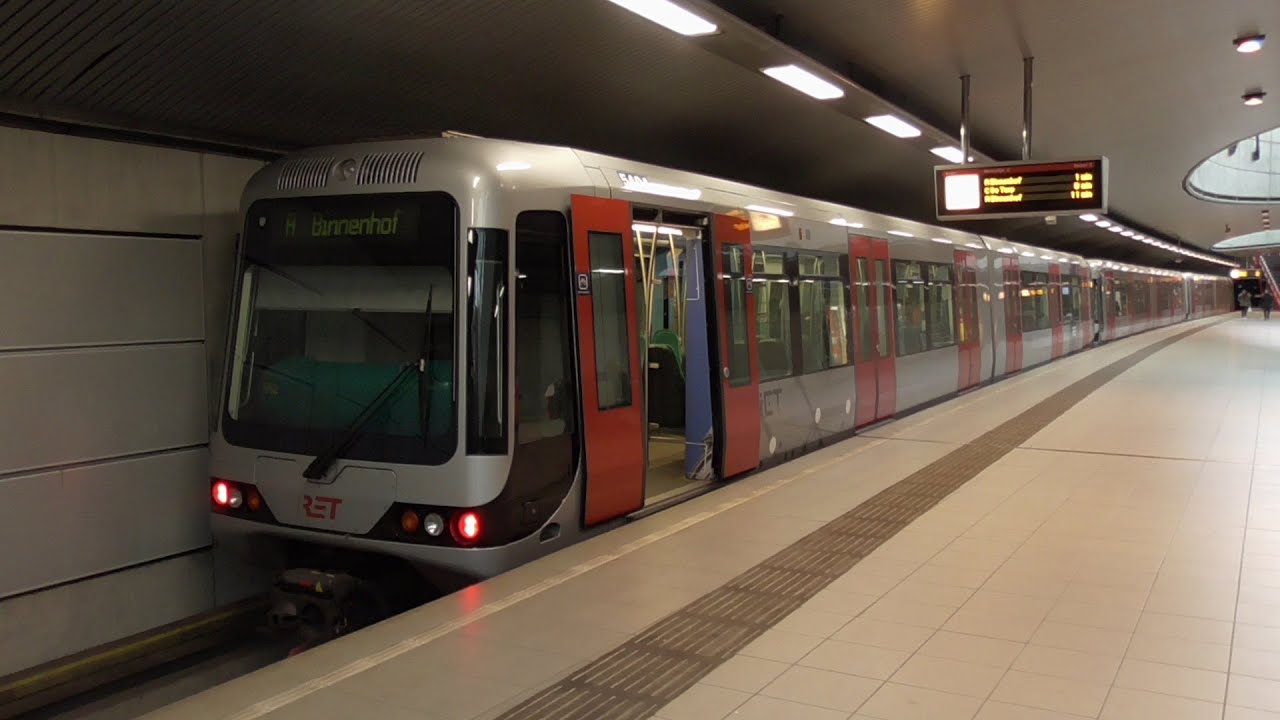 RET Metro 3*Type S vertrekt op station Parkweg als metrolijn A richting Binnenhof
