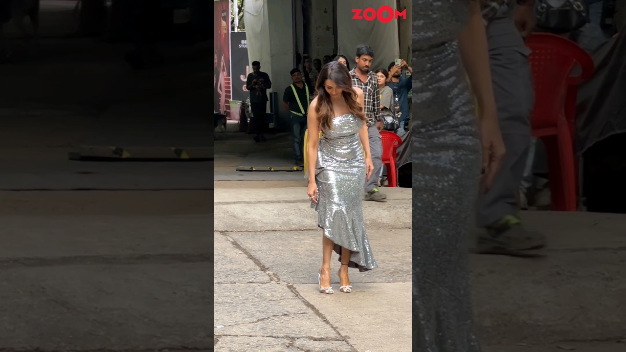 Malaika Arora STRUGGLES to walk in high heels in front of paps 😱 #shorts #malaikaarora #spotted