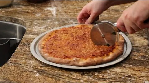 Como cortar a pizza em petisco?
