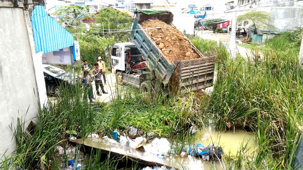 Complete the work of filling the long grass and water waste with small machinery