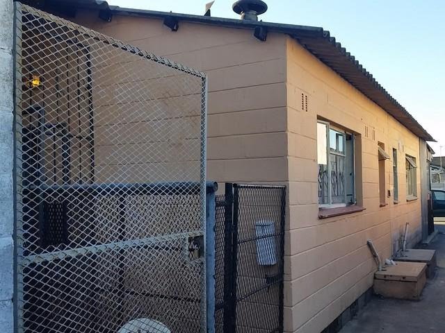 2 bedroom House For Sale in Avon, Elsies River, Western Cape for ZAR 250,000