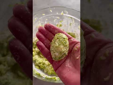 FRITTELLE ZUCCHINE E FETA: FINGER FOOD SFIZIOSO E DORATO
