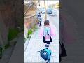 Yerdeki çanta kimin Liza al hemen bizim olsun sahibi yok bu çanta sahipsiz Liza al senin olsun