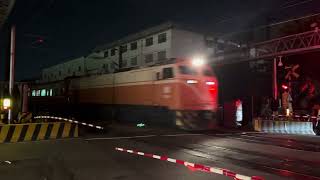 台鐵 653次 莒光號 本務E228電力機車 附掛PBK10400型電源行李車+行包 建國東路平交道通過/ GE E42C leading Juguang express+2 Baggage cars