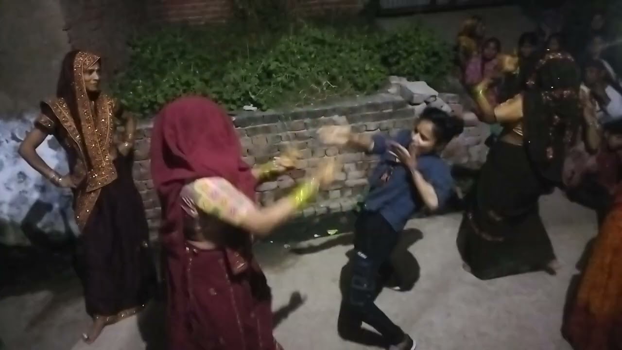 ##  लाल lungda मे ओ भाबी लाल lungda मे 😘