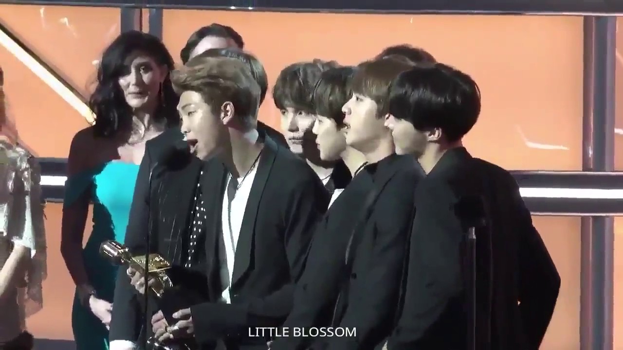 [FANCAM] BTS (방탄소년단) Win Top Social Artist At The 2017 Billboard Music Awards + Acceptance Speech - YouTube