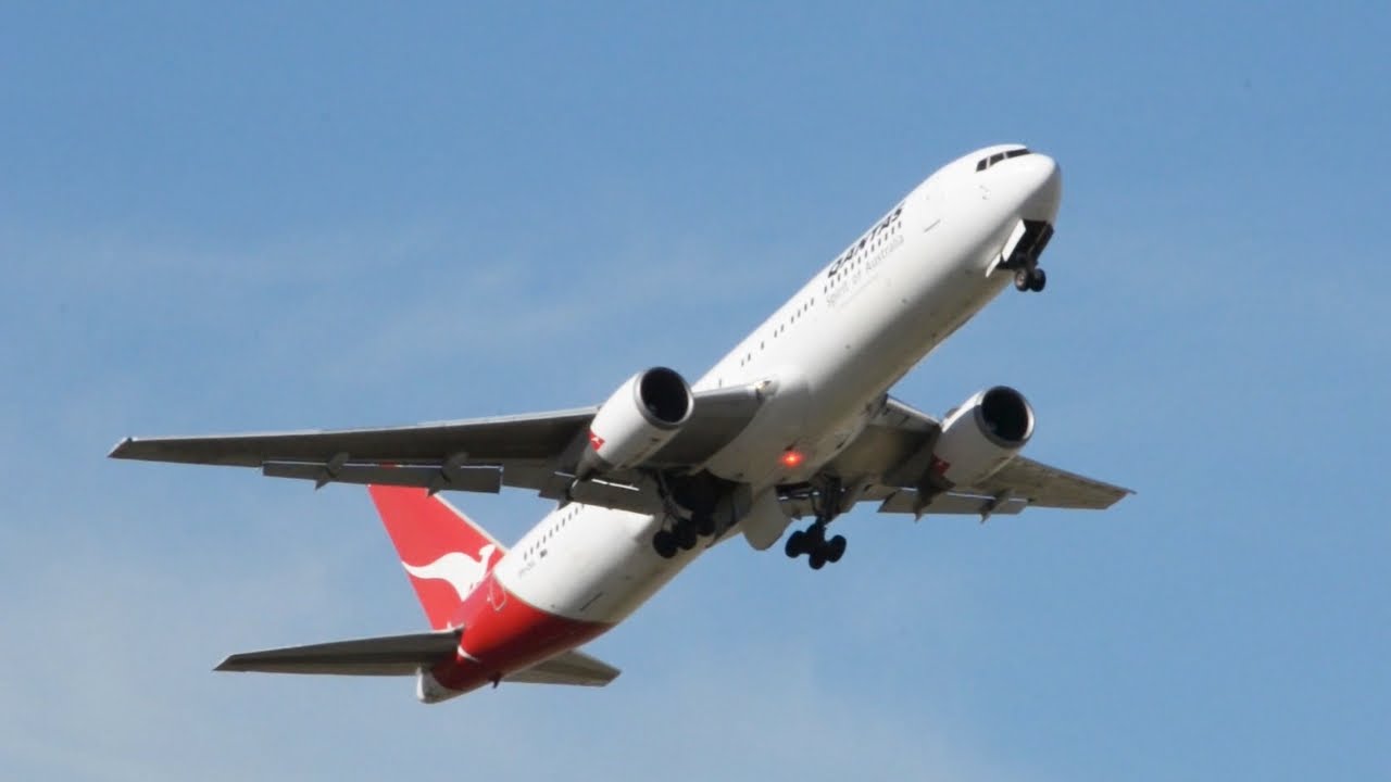 The End of an Era | Final Qantas 767 Takeoff & Water Salute