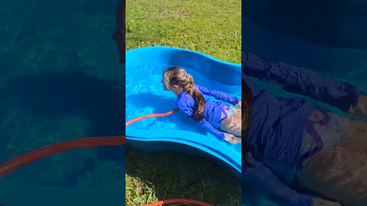 Júlia tomando banho de piscina 