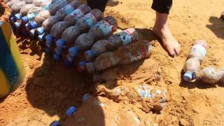 Un Mur En Bouteille Plastique Et Sable Argileux