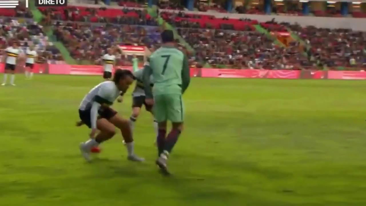 when cristiano ronaldo is bored unbelievable skill - YouTube