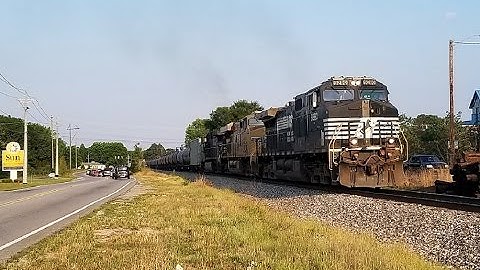 NS 66E coming through West Columbia w/ friendly engineer!