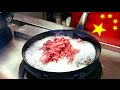 La cuisson de la viande frite dans le wok chinois