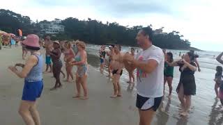 Dançando Na Praia Em Ubatuba