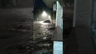 ¡Impresionante! Temporal en Tucumán inundó las calles y arrastró varios autos