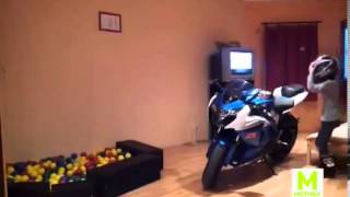 Une webcam, une moto, une fillette.