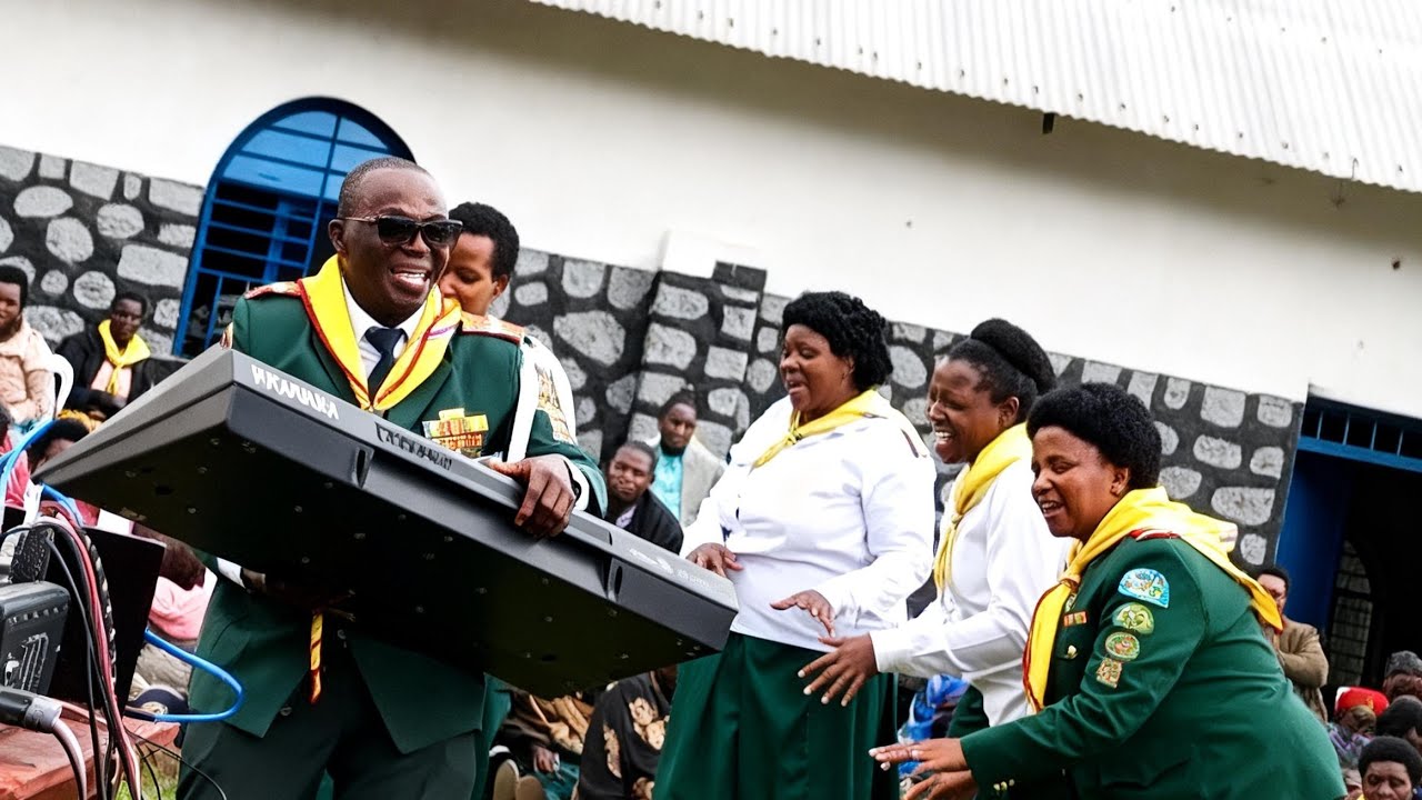 CHORALI EDDY FAMILY CHOIR MU INDIRIMBO ZABO NZIZA CYANE HANO NYABITSINDE SDA CHURCH 