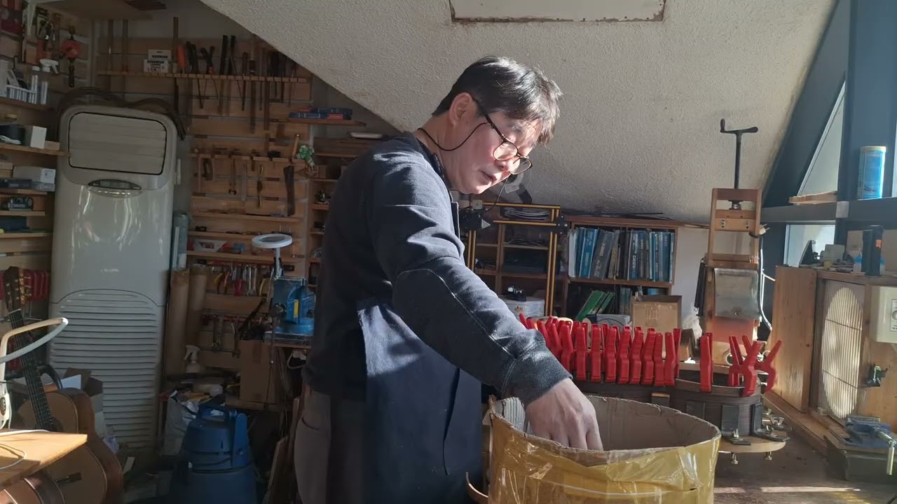 Making Guitar HongSik Uhm / 속 바인딩 접착 / 엄홍식 기타 제작 2026년 2월 14일