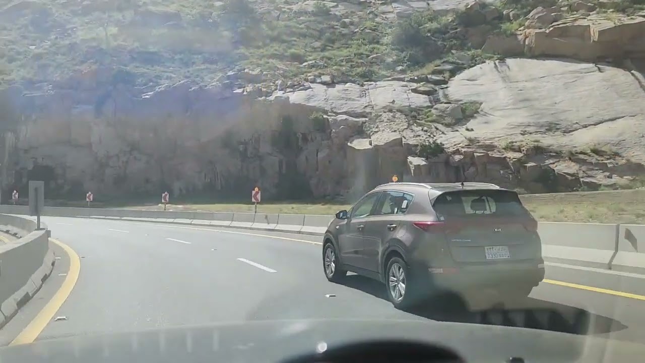 عقبة الهدا صعودا .طريق مكة الطائف . طريق متعرج ملتوي بين الجبال