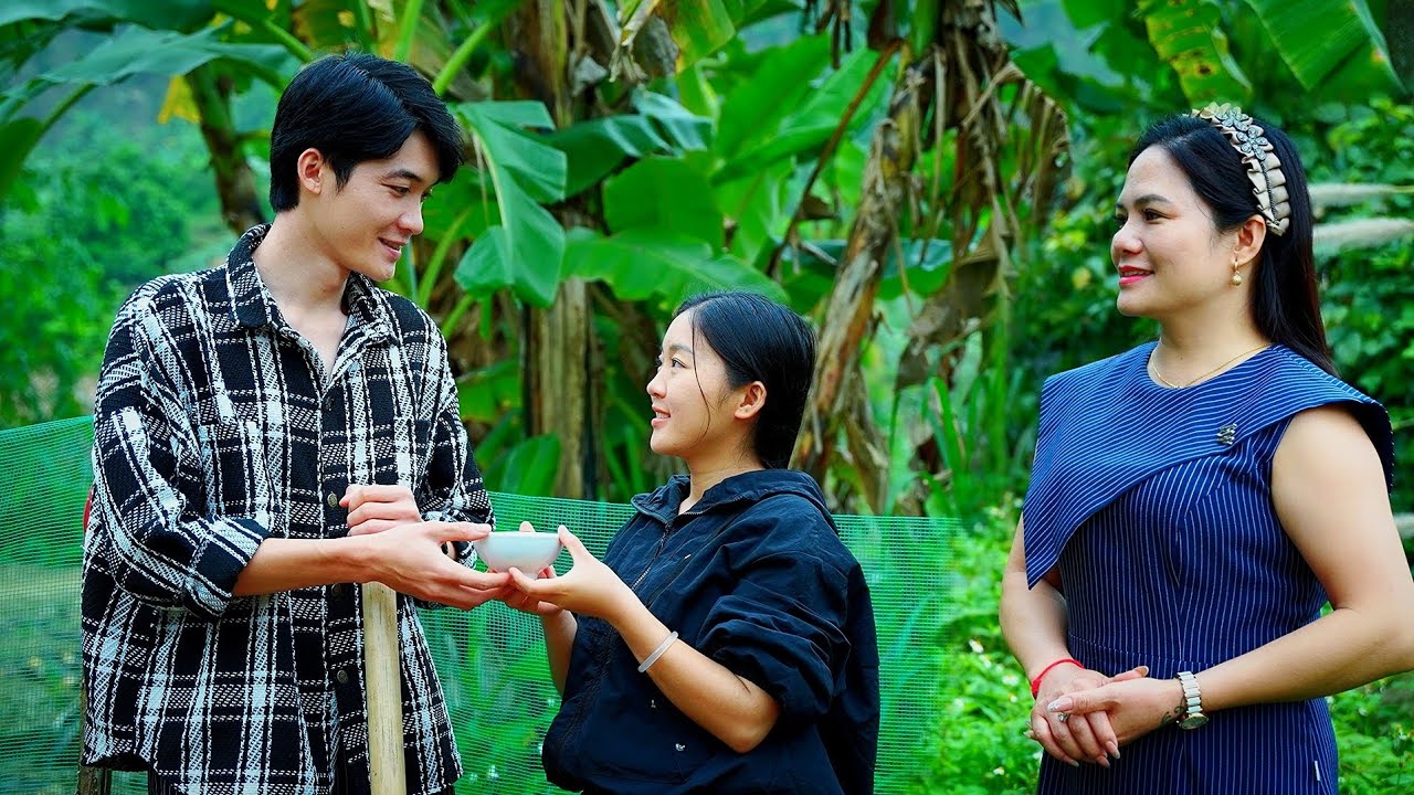 The foster mother's happy smile as she sees Hely finally has someone to protect and care for her.