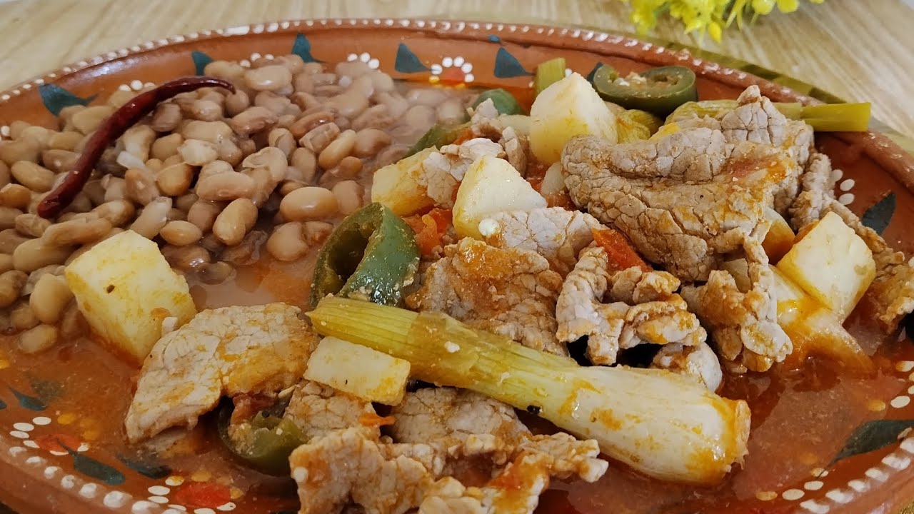 Delicioso Bistec de res ranchero con frijoles bayos