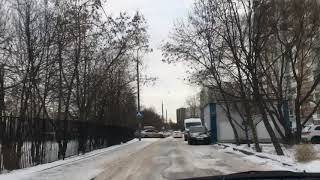 картинка: Проезд перекрёстка равнозначных дорог. Помеха справа.