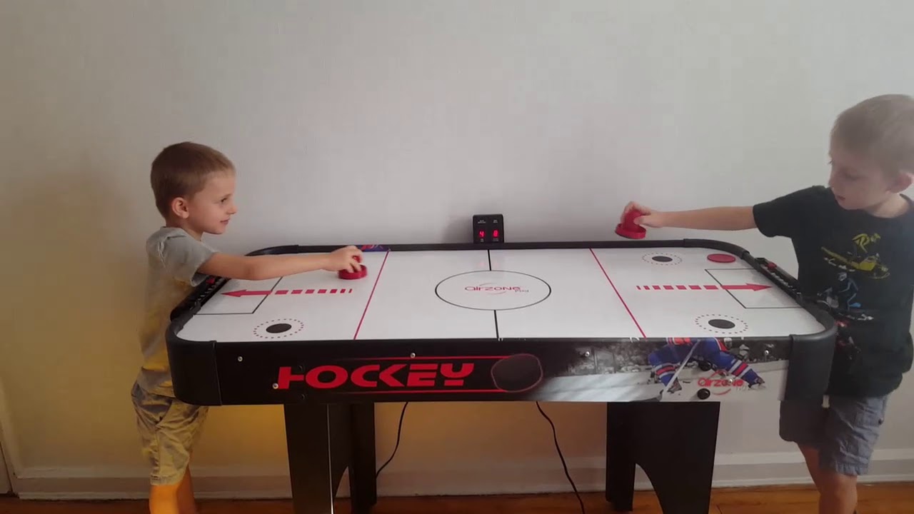 KIDS PLAY AIR HOCKEY Дети играют в настольный хоккей YouTube