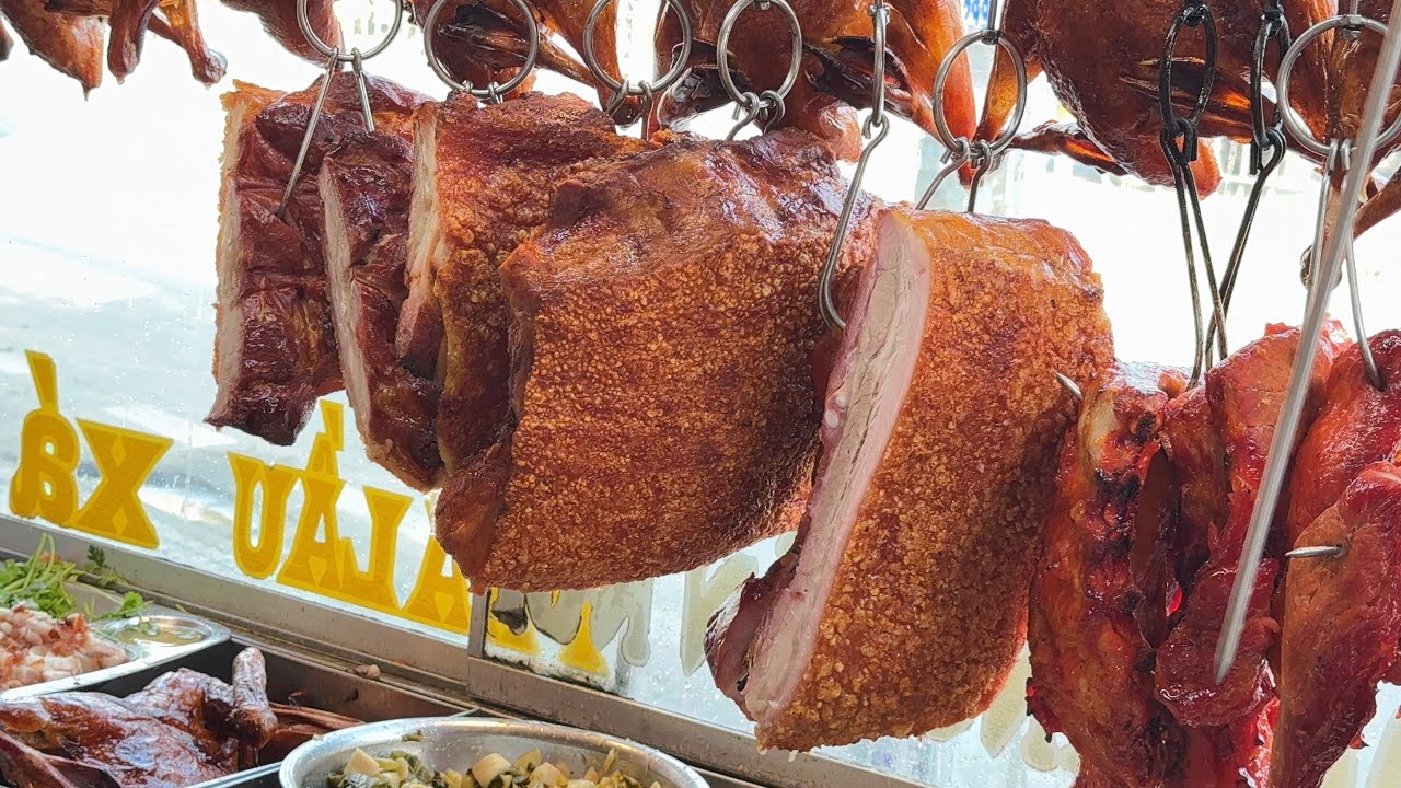 У женщины, которая готовит жареную утку, есть два ученика, которые очень быстро умеют разделывать...