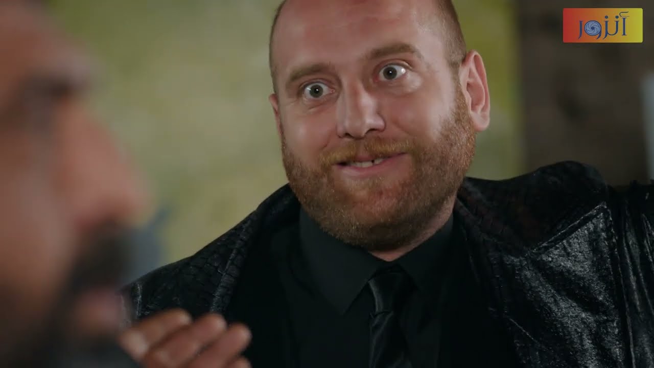 المجنون عم يستفز الريس وصار يساومو على المسؤول العسكري - الفريق الأول 2