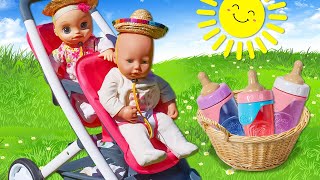 Bébé Annabelle et Baby Alive pique-niquent au parc. Jeux à la nounou pour enfants