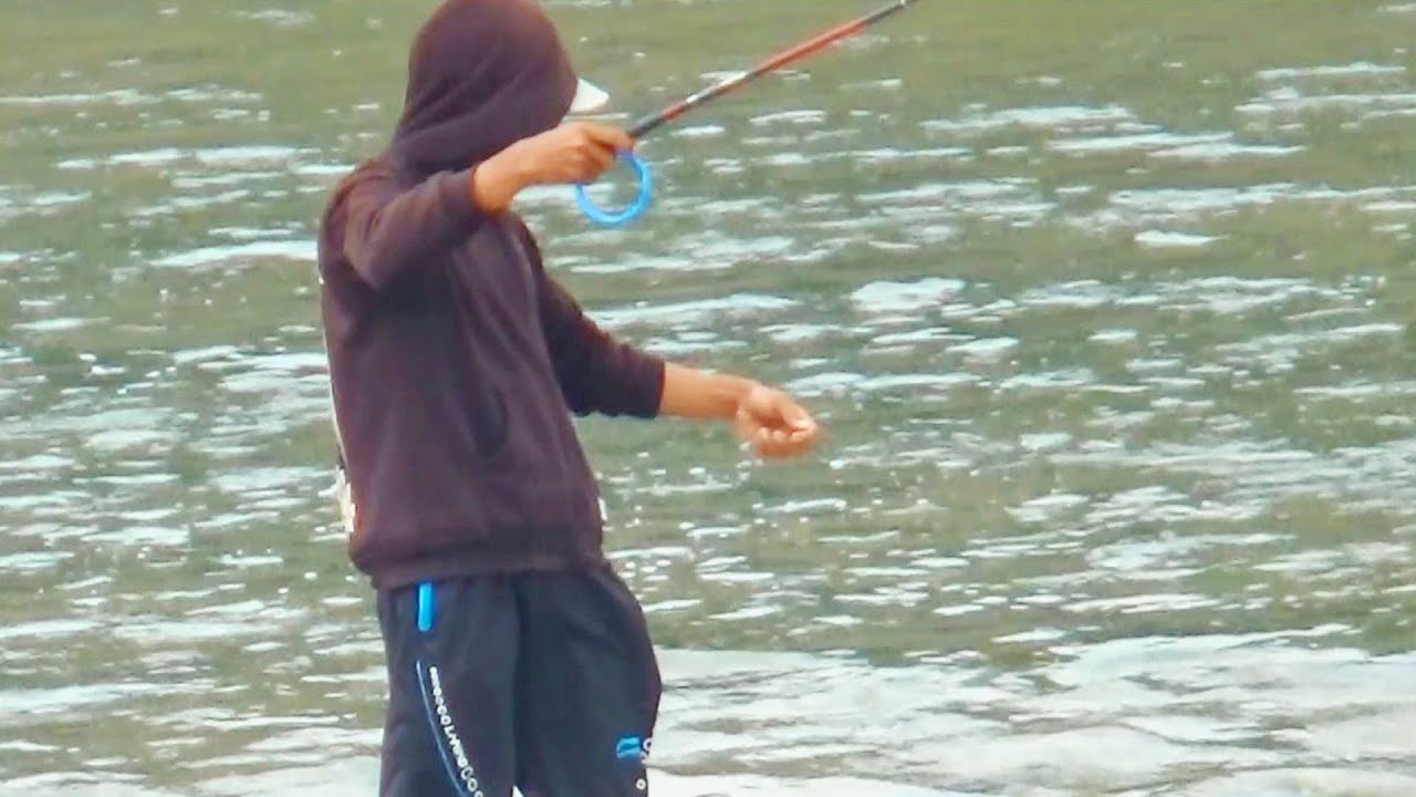 Keseruan mancing ikan di kali