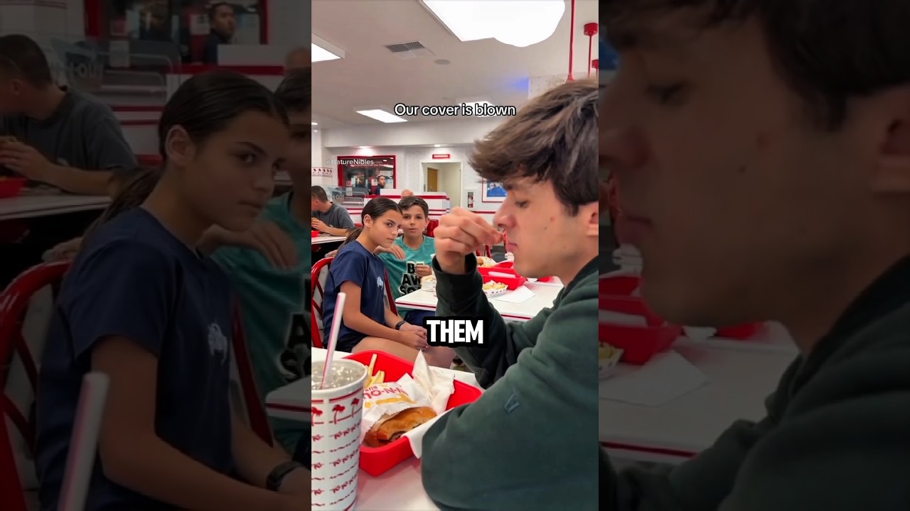 Человек, за которым они наблюдают, находится рядом с ними!?😳 