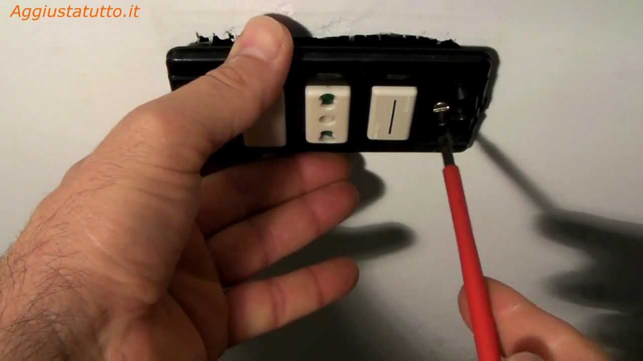 Collegare una presa ad un interruttore (presa comandata) youtube Collegamento interruttore luce e presa