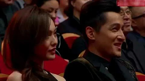 爆料： 刘诗诗领奖 台下胡歌一脸宠溺 感谢蔡艺侬现场落泪 - 天天要闻