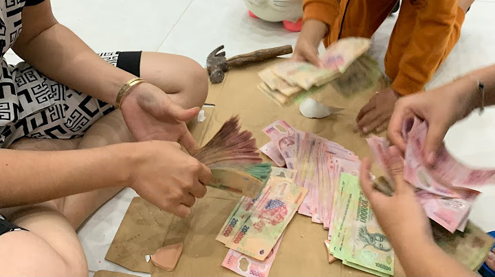 Đập heo đất ăn Tết Ất Tỵ năm mới 2025.