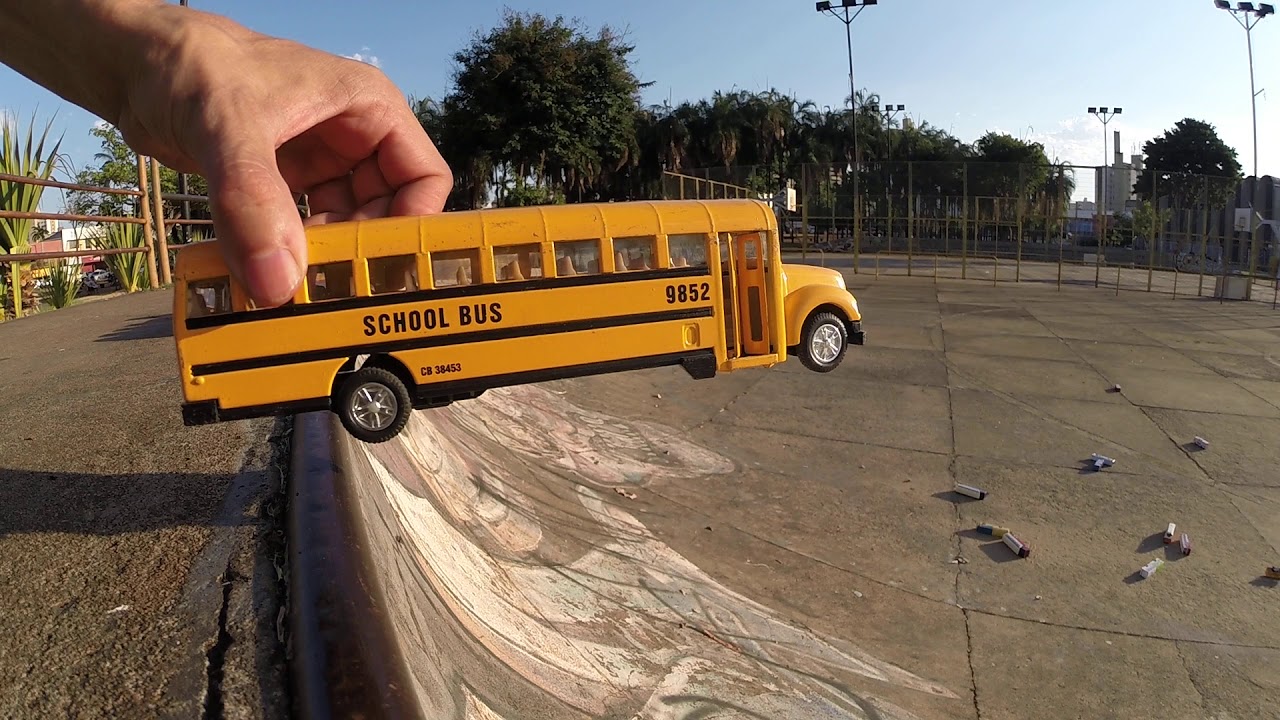 Brinquedos para Crianças / Brincando de Ônibus de Metal