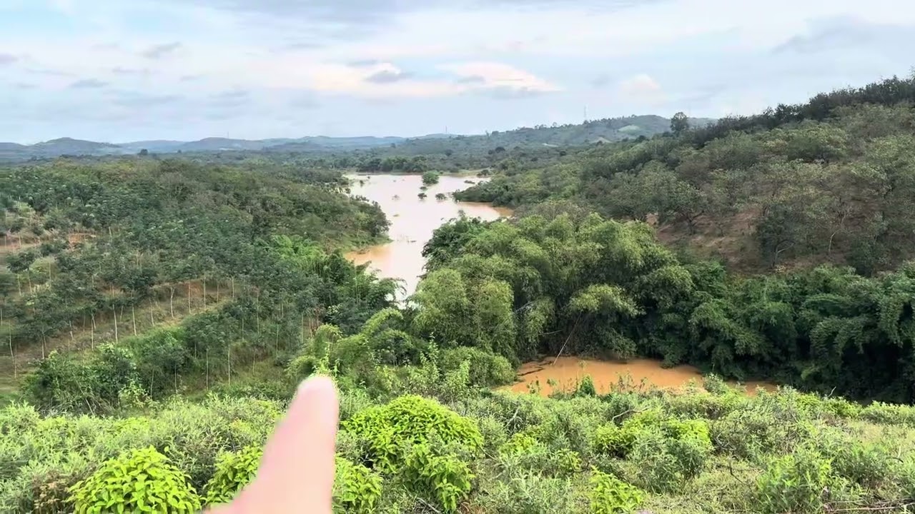 Bán đất 5,6ha ta ôm viu suối nước quanh năm giá 1,3tỷ 1ha Lh 0972317731