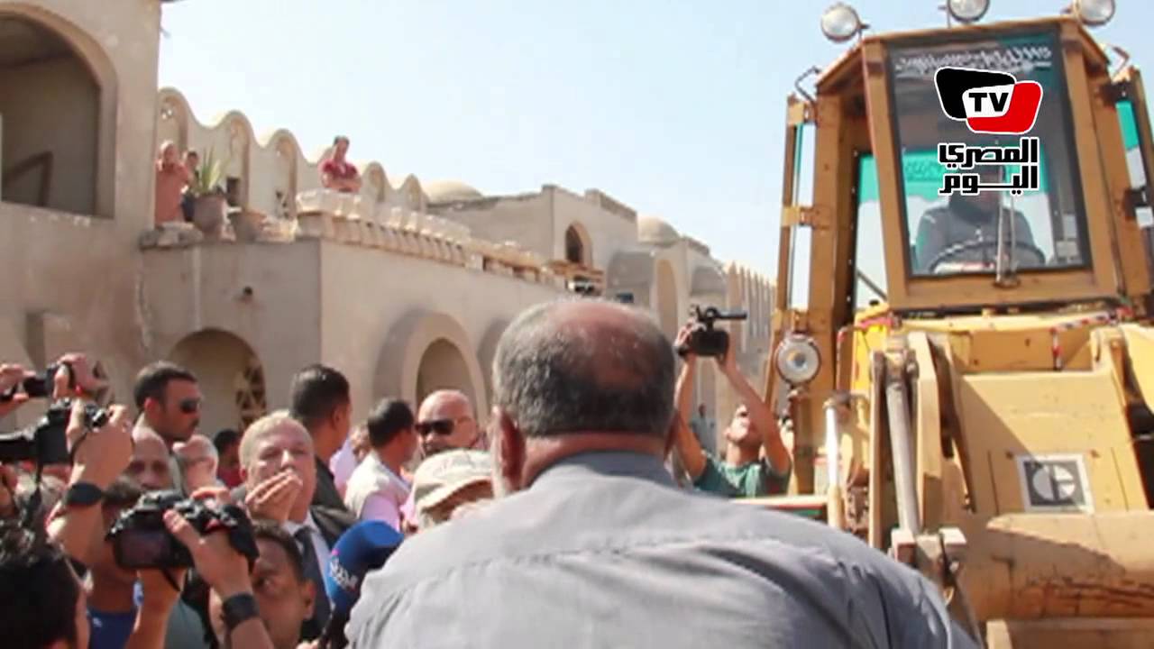 مواطن يعترض بلدوزر المحافظة.. ويصيح فى وجه المحافظ: إحنا بنينا تراثنا وانتوا جايين تهدوه