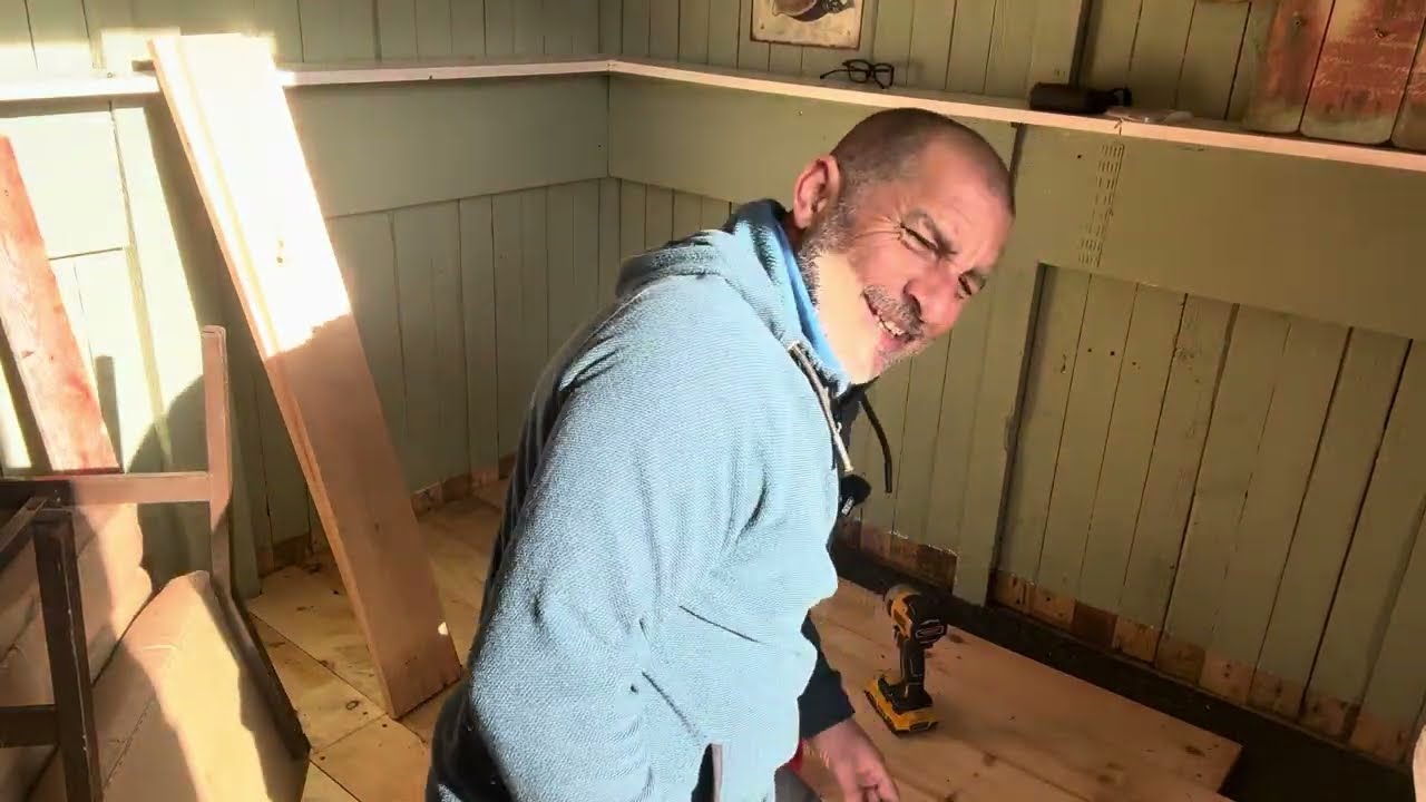 № 268 - Пол в сарае готов! | Экскурсия по мини-садовому участку на солнце!