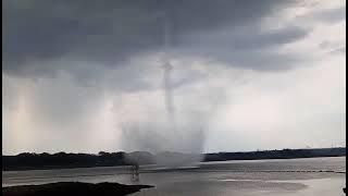 penampakan puting beliung di waduk kali bening saradan. kamis 30 oktober 2025