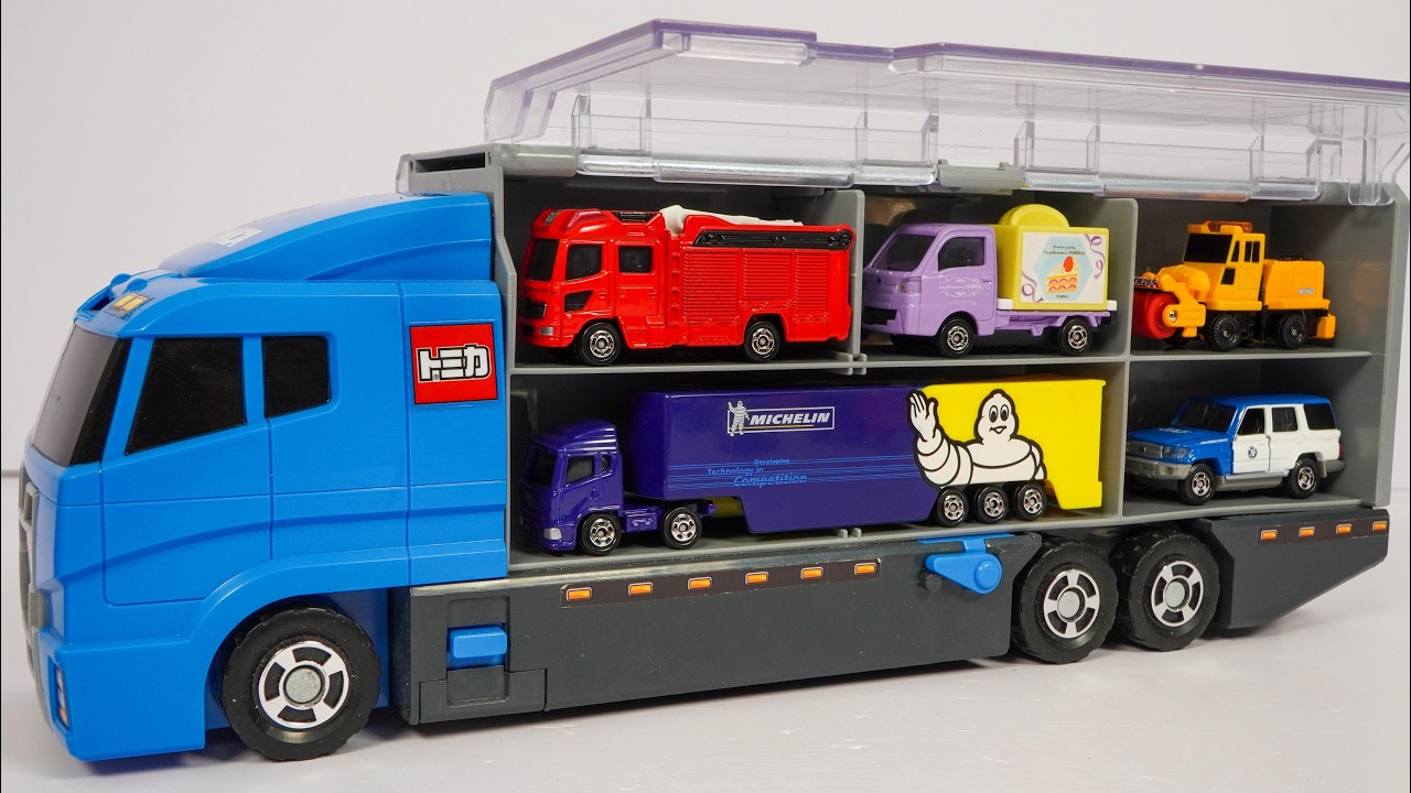トミカのはたらくくるまのミニカーを開封してコンボイへ収納します。