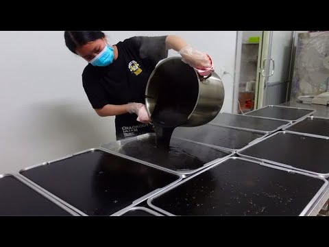 姑娘厉害了，把“枯树叶”熬成汤汁，冷切凝固成果冻，一份卖15元