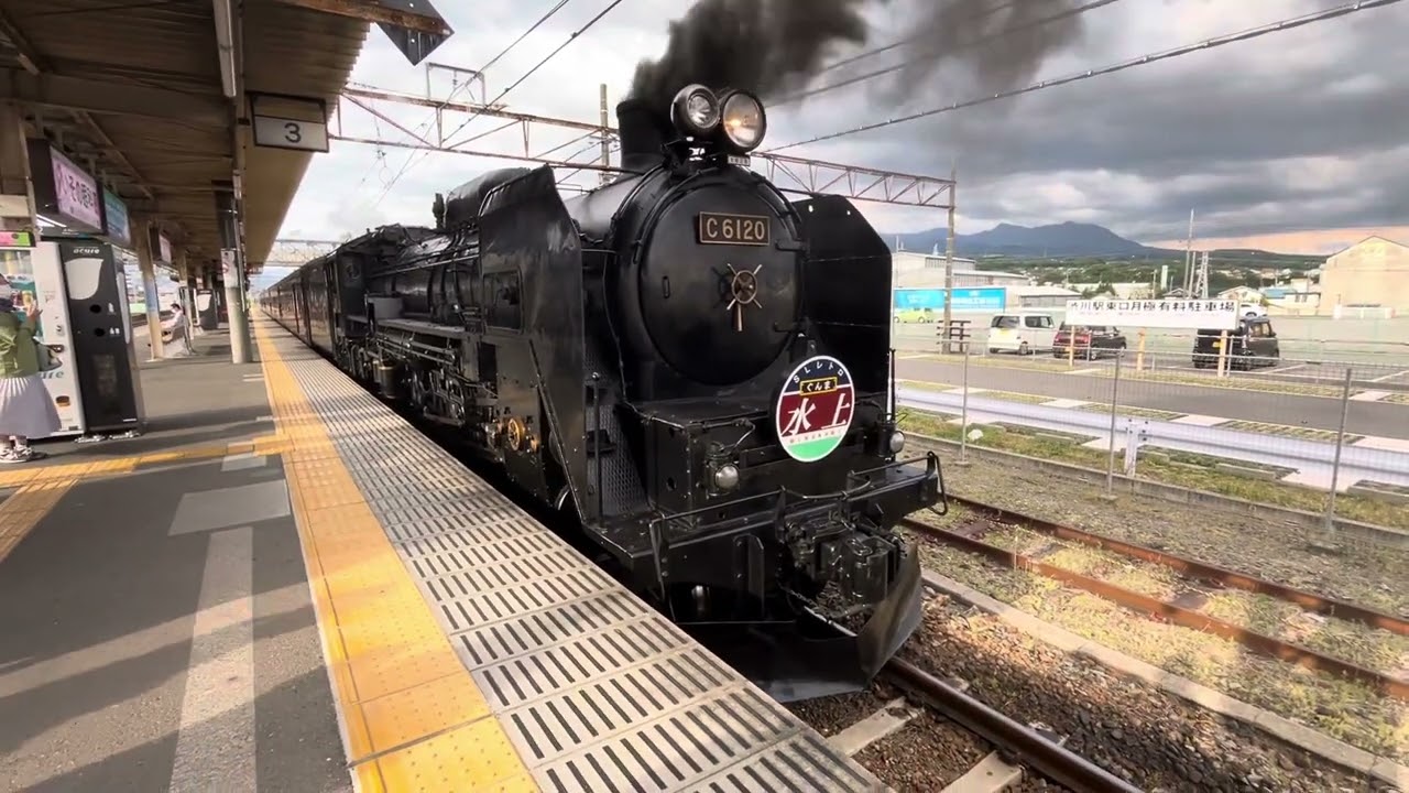 臨時快速SLレトロぐんま水上号高崎行き蒸気機関車C61形20号機＋旧型客車6両が爆音の汽笛を鳴らしてJR上越線渋川駅3番線を発車するシーン(8732レ)2025.5.4