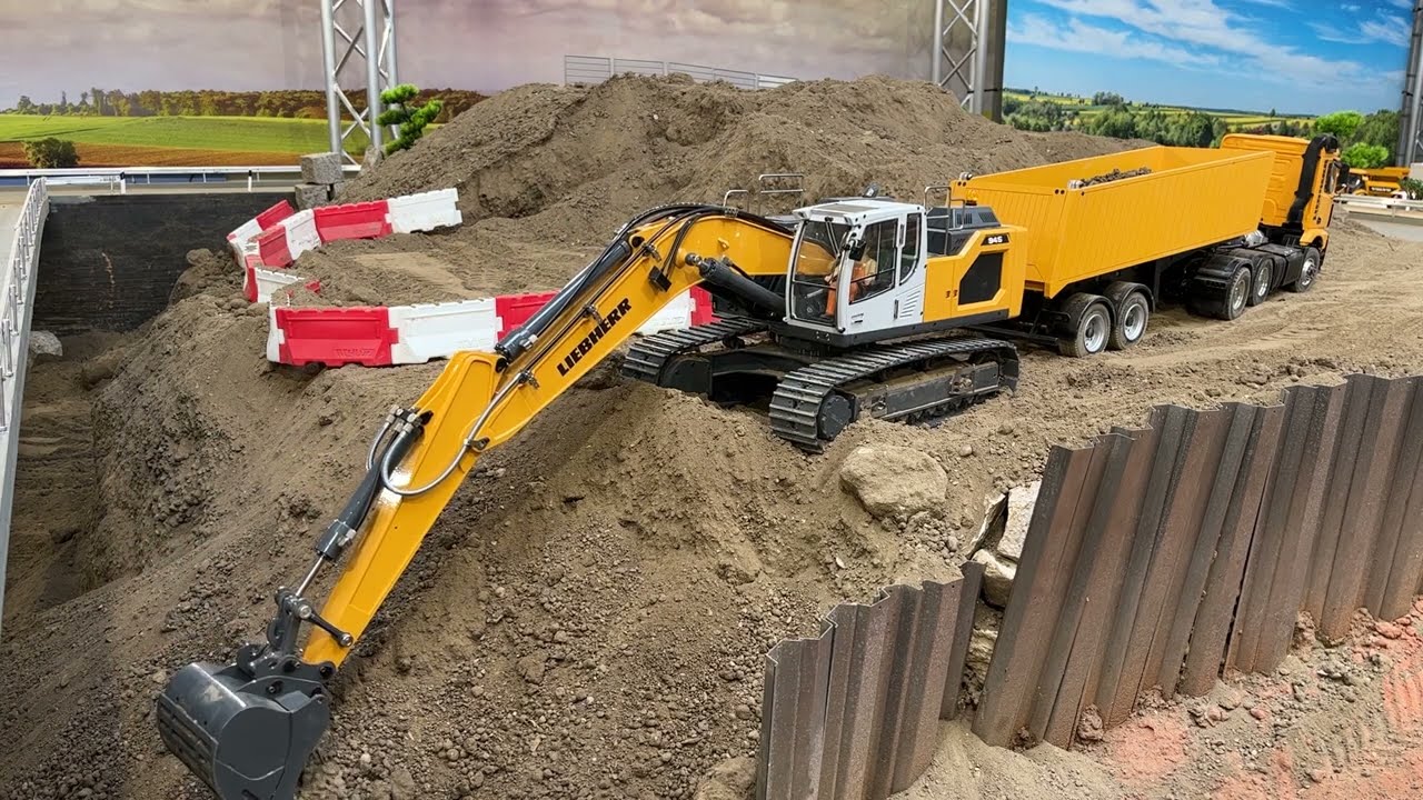RC-Modellbaustelle: R945 lädt Arocs-Kipper