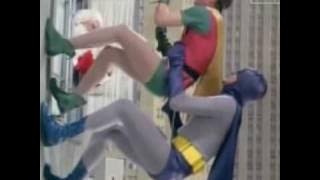 Batman e Robin (subindo prédio intimamente)