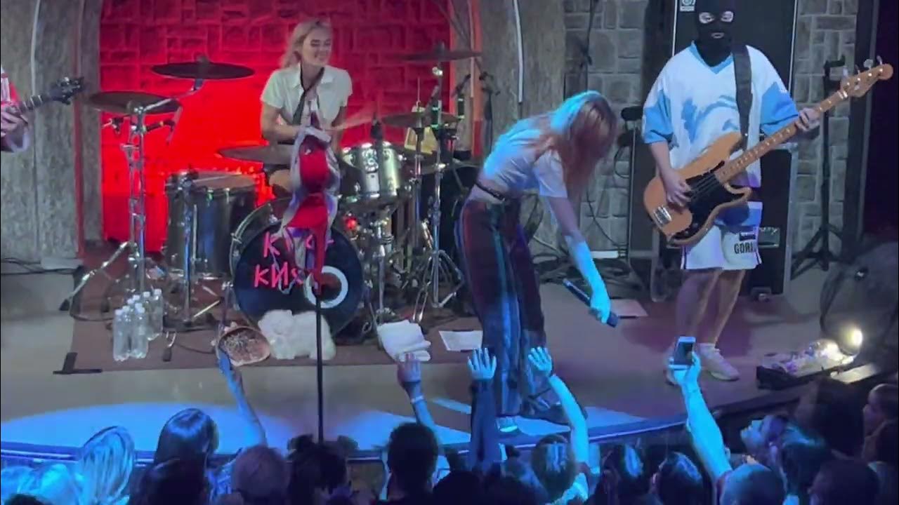 Песня каждый раз монеточка. Кис кис отчим. Кис кис не надо. Песня монеточка кис кис speed up. Песня монеточка кис кис speed up.