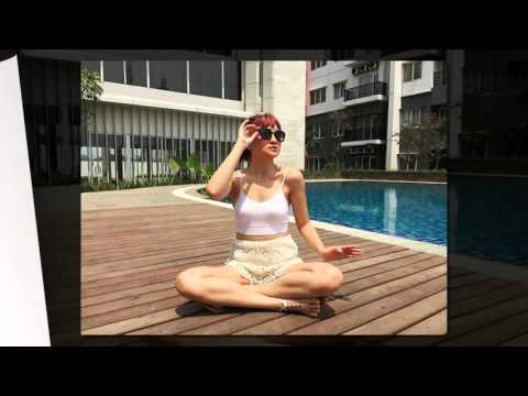 Marshanda... Seksi di Pinggir Kolam Renang