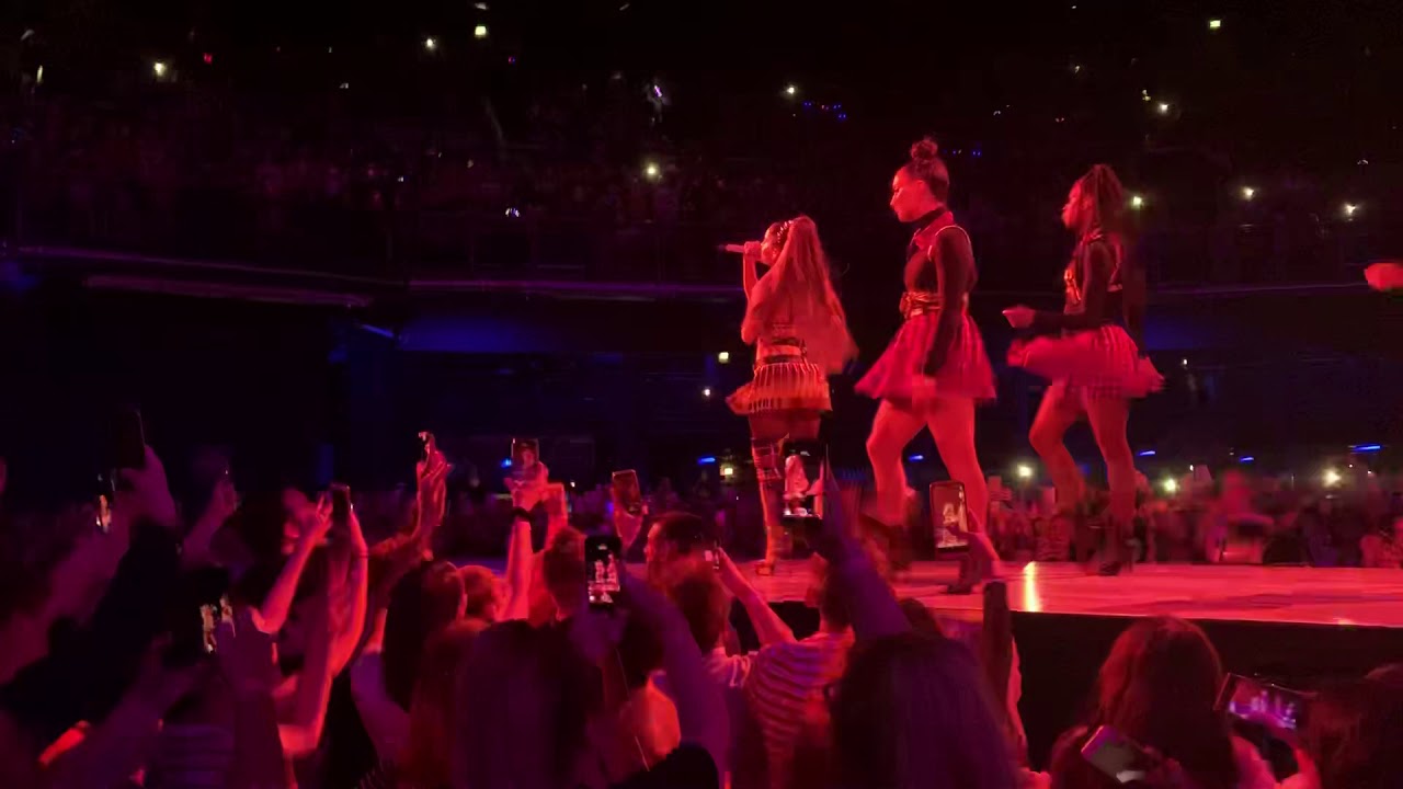 thank u, next - Ariana Grande @ 3Arena, Dublin Night #3